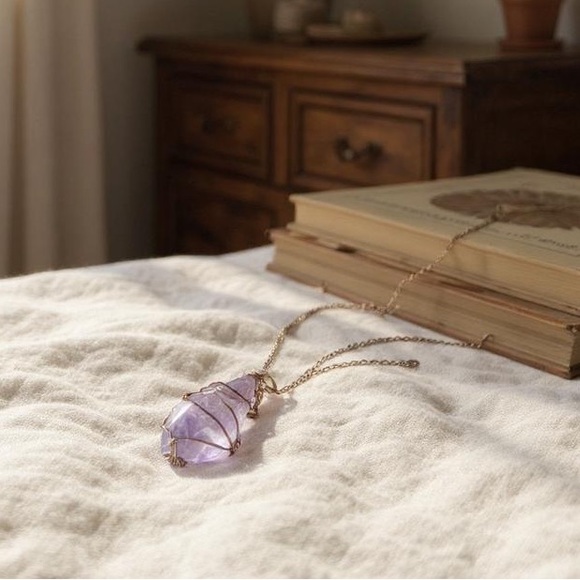 Large amethyst stone pendant, copper wire wrapped - Picture 3 of 7